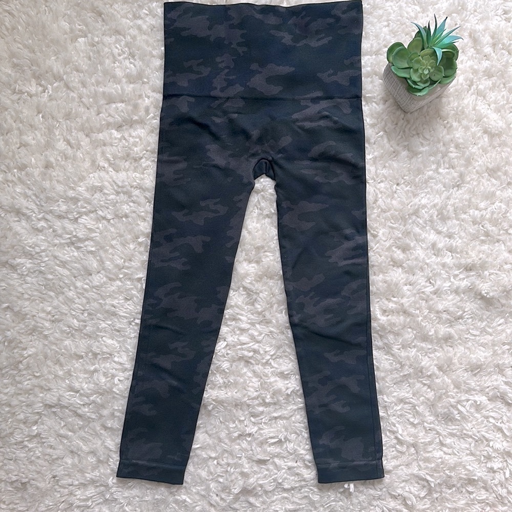 Spanx Look At Me Now cropped Seamless Legging in black dark gray Camo